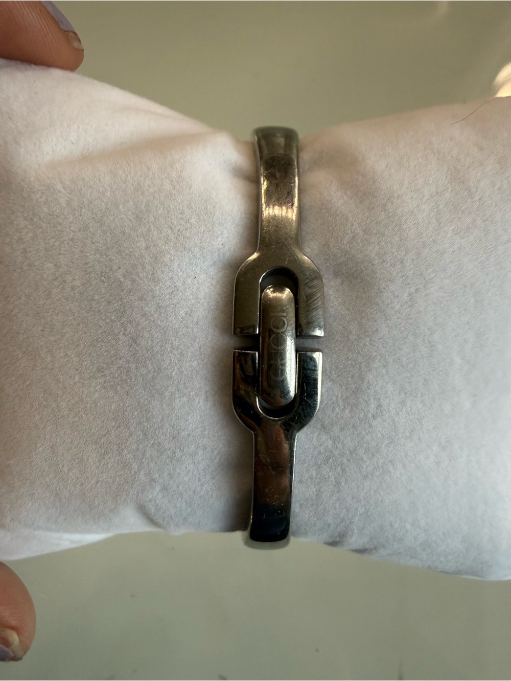 Gucci 6800L Women’s Watch Swiss Made Silver Tone Bangle Bracelet- Needs Battery - Picture 4 of 5